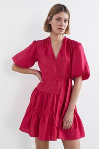 La robe à volants en lin à volants présente un design à plusieurs niveaux avec des manches bouffantes à bulles, une ceinture assortie à volants et un décolleté en V ouvert - Product Image 2