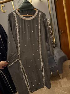 Ssumaira Present 3 Pc Prêt à Porter Chemise en Soie Brodée à la Main avec Mousseline Dupatta et Pantalon Teint Anarkali Salwar Kameez - Product Image 4