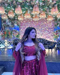 Blouse de mariée marron, robe lehenga & Trail Dupatta avec perles de verre en cristal ornées de lourdes perles, travail dabka pour mariage @ 2025 - Product Image 3