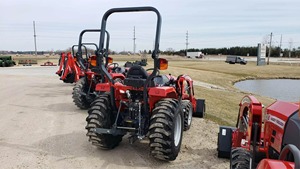 Tractor de Jardín Massey Ferguson FLX 2407 Diésel, 4x4, 35HP, Transmisión por Engranajes, Utilitario Agrícola con Cargador Frontal - Product Image 5
