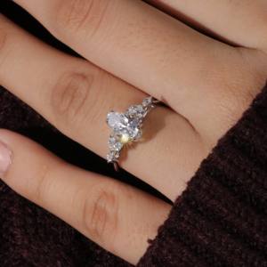 Bague de luxe pour femme en diamant synthétique argenté plaqué or 14 carats, taille poire, certifiée IGI, pour fiançailles et mariage - Product Image 2