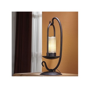 Portavelas de metal para velas de té con detalles artísticos para realzar el ambiente interior con una iluminación cálida y elegante. - Product Image 2