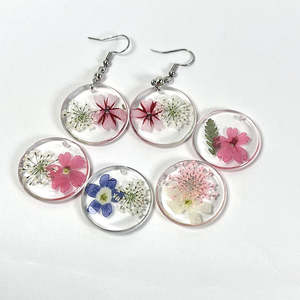 Boucles d'oreilles en résine époxy peintes à la main, motif floral, finition brillante, bijoux de mode pour femmes, boucles d'oreilles en résine - Product Image 2