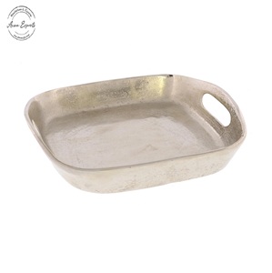 Plateau de service de luxe en métal fini or avec poignées annulaires élégantes, parfait pour la décoration de la table à manger, la cuisine et les cadeaux. - Product Image 6