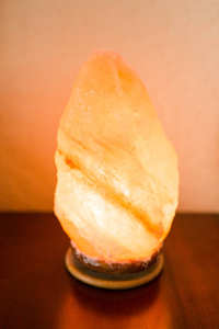 Lampe en sel rose de l'Himalaya sculptée à la main en gros dans un style amoureux avec base en bois artisanat pakistanais naturel lueur jaune - Product Image 3