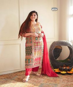 Fusion culturelle: Salwar Kameez femmes pakistanaises indiennes-Découvrez la fusion des styles indien et pakistanais pour une garde-robe unique - Product Image 2