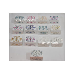 กล่องใส่เครื่องประดับทรงสี่เหลี่ยมผืนผ้า ทำจากหินอ่อนสีขาวธรรมชาติ ประดับด้วยมุก ผิวเรียบเนียนและมันวาว ใช้สำหรับเก็บเครื่องประดับ - Product Image 1