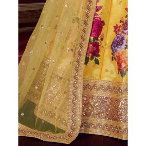 Lehenga Choli en soie Banglori à imprimé floral jaune pour les mariages - Product Image 5