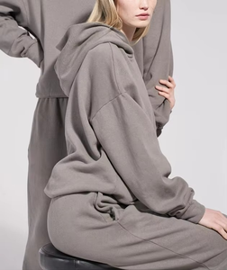 Sudadera con capucha para mujer con estampado de letras y manga larga informal extragrande de algodón para invierno con logotipo personalizado de alta calidad - Product Image 4