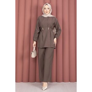 Ensemble deux pièces en tissu crêpe marron café, pantalon ajustable et détail broche à la taille, tenue élégante pour toutes les occasions - Product Image 4