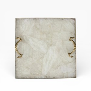 Plateau de service en agate blanche de luxe avec élégantes poignées en feuille d'or pour une décoration intérieure haut de gamme et un style de table - Product Image 3