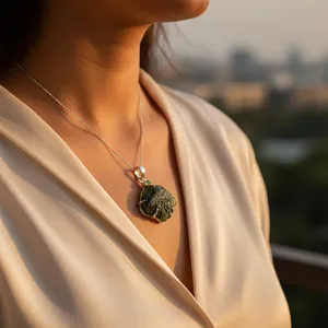 Colgante de Plata 925 con Piedra Natural de Moldavita, Estilo Bohemia, Engaste Solitario, Unisex, para Uso Diario - Product Image 1
