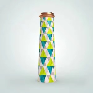 Botella de cobre artesanal tradicional con acabado antiguo y cuerpo resistente Botella de fácil agarre para uso diario de agua en la Oficina y el hogar - Product Image 3