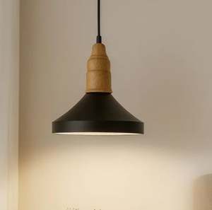 Lámpara Colgante de Metal Negra Contemporánea con Detalles en Madera, Estilo Nórdico, con Soporte de Madera para Hogar y Hotel - Product Image 1