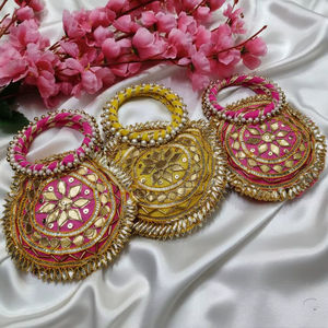 Sacs Potli en soie Gota Patti de créateur traditionnel avec poignée en perles, petite pochette à monnaie Shagun pour mariage, Haldi, Heena, cadeau de fête - Product Image 1