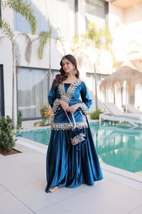 Salwar Kameez traditionnel en velours pour femmes avec de magnifiques broderies en zari et travail de miroir - Vêtement de fête, séchage rapide, toutes saisons, en stock - Product Image 3
