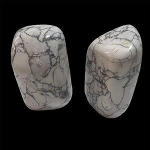 Cristal de Howlita Natural de Forma Libre |   Piedra de Howlita Blanca Pulida para Energía Tranquila, Alivio del Estrés y Decoración del Hogar - Product Image 1