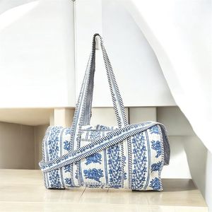 Bolsa de Viaje de Algodón Acolchada con Bloques de Color, con Correa de Hombro, para Fin de Semana, Deportiva, Duradera, de Lujo, Multiusos (Azul Blanco) - Product Image 4