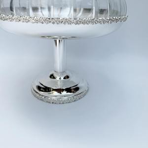 Bol sur pied en verre et métal argenté de qualité supérieure, parfait pour servir des desserts, des bonbons, des collations, des repas en famille et des occasions de célébration - Product Image 2