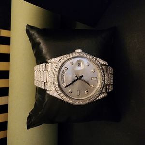 Découvrez des montres de luxe en diamant avec mouvement à quartz japonais, chiffres uniques et style luxueux. - Product Image 5