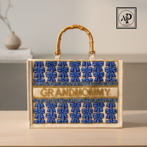 Esta bolsa de mano personalizada con bordado combina una artesanía de primera calidad con un elegante diseño de inspiración costera, lo que la hace perfecta para su uso. - Product Image 2