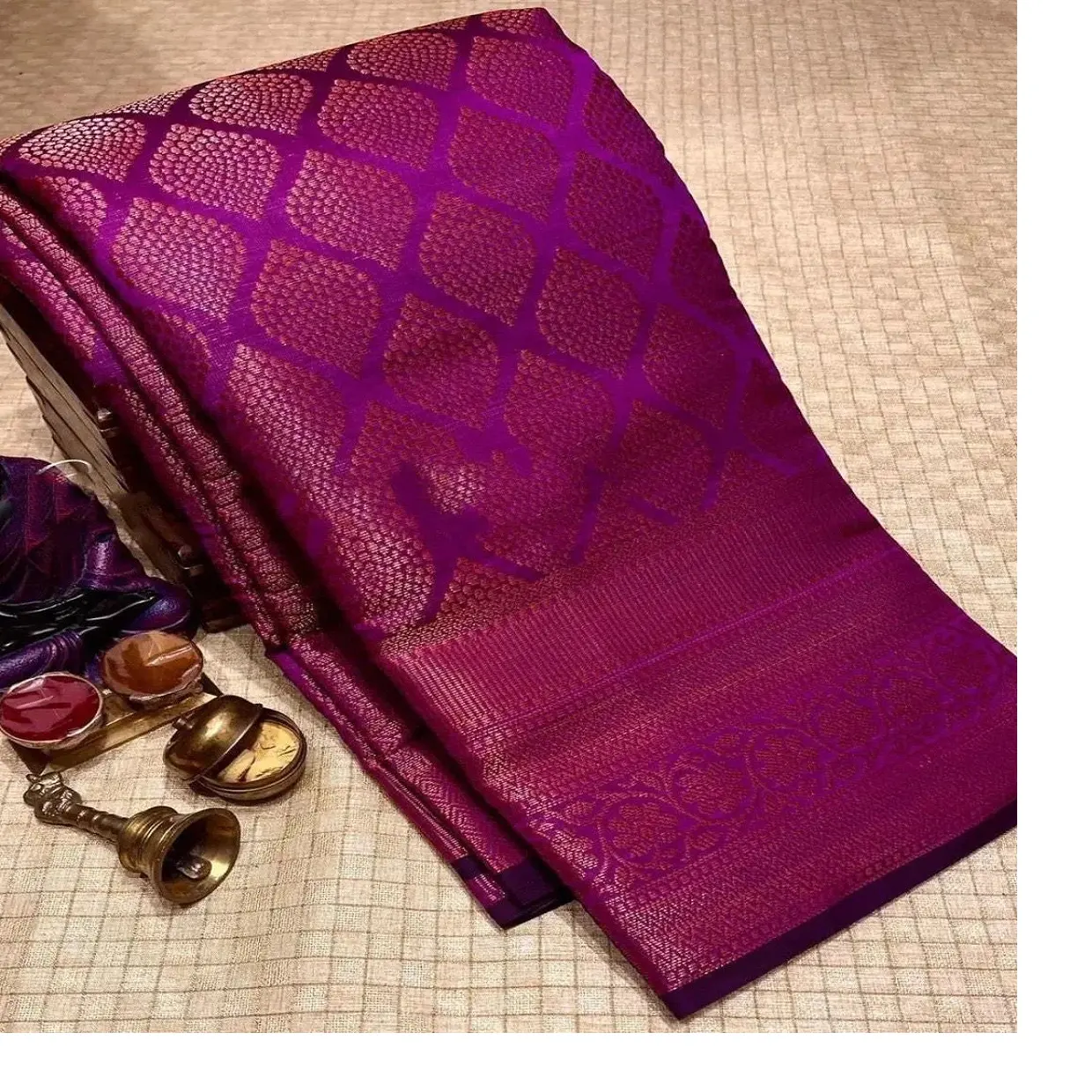 Fabriqué sur mesure dans de beaux saris en coton de soie lichi doux à base de couleur violette avec une bordure riche et un travail jacquard à des fins de revente