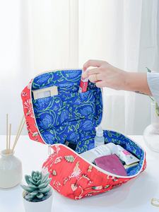 Sac fourre-tout matelassé fabriqué à la main pour femmes tissu voyage pochette à cosmétiques poignée en coton bloc à main imprimé organisateur de maquillage - Product Image 3