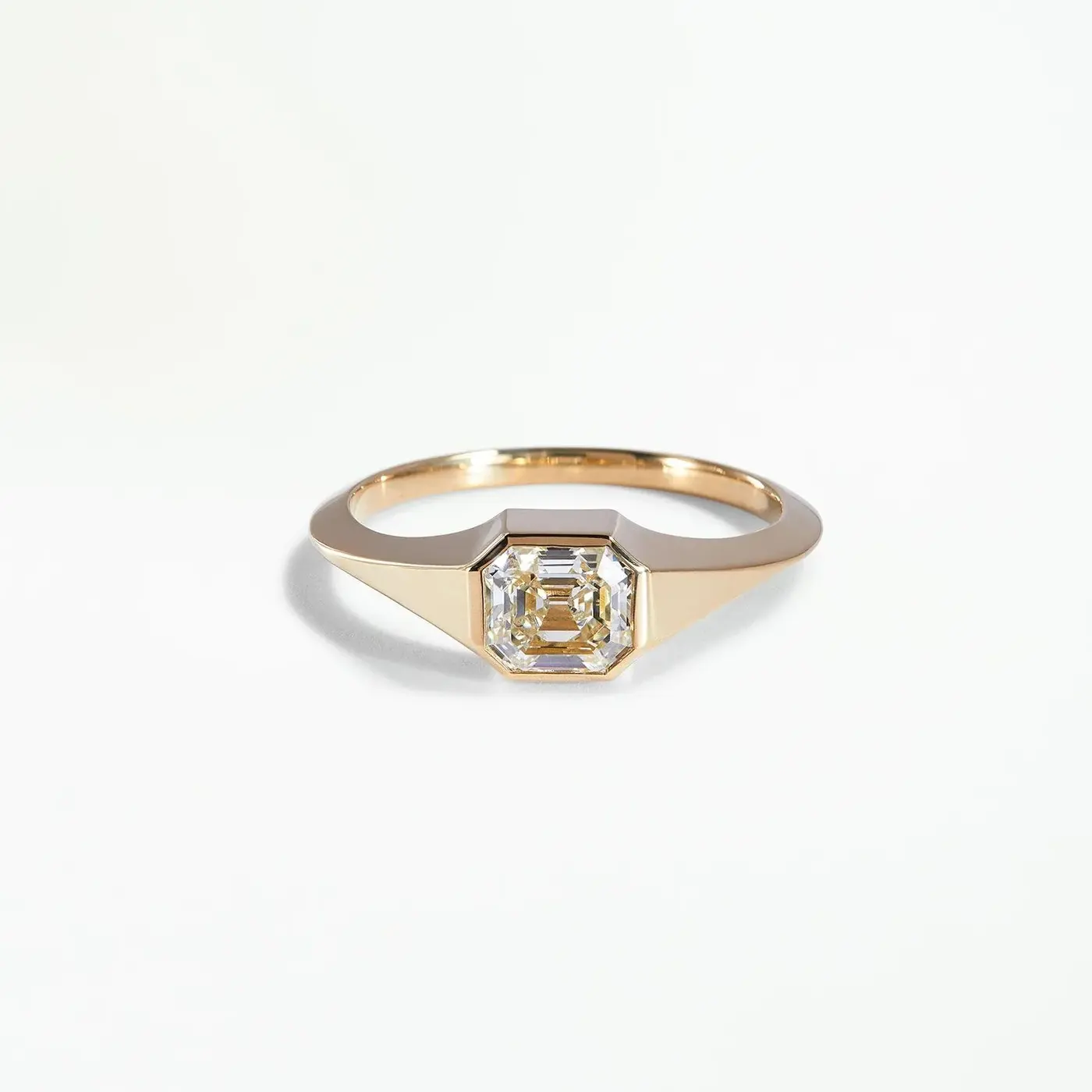 แหวนแต่งงานประดับหิน VVS2แบบคลาสสิกแหวนแต่งงานประดับด้วยเพชรพลอยสีทองอ่อนสีเหลืองจางๆพร้อมฝาทอง14K สำหรับเขา