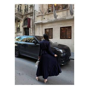 Completo completo Elizabeth giacca Blazer con cintura dorata abbottonata e gonna a pieghe - Product Image 4