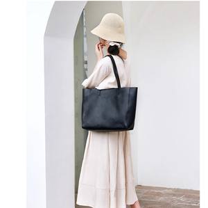 Stylish <b>Large</b> Black Tote Bags for <b>Women</b> Custom Logo and Design Fashionable Genuine Leather Aesthetic <b>Handbags</b> for Daily Life - Product Image 4