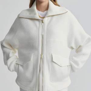 Veste Sherpa Cozy Egret pour femmes avec design zippé Vêtements d'extérieur en polaire chauds et élégants pour l'hiver - Product Image 5