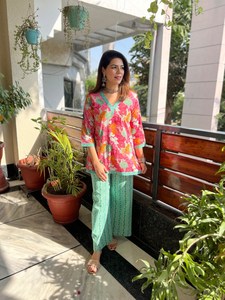 Nouvel ensemble de pyjama coordonné en coton floral pour femme - Respirant et à séchage rapide, pyjama d'été avec taille élastique - Product Image 4