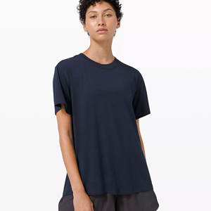 Camiseta ecológica de alta calidad para mujer Nueva llegada con logotipo personalizado Cuello redondo Color sólido Mangas cortas en oferta Precio bajo - Product Image 3