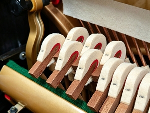 Piano droit Kawai US50 en stock, livraison rapide. Piano droit robuste pour une utilisation à long terme, pour scène et studio. Occasion. - Product Image 2