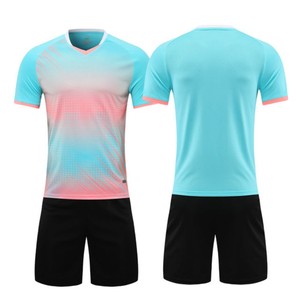 บริการผลิตชุดฟุตบอลแบบ OEM คุณภาพสูง ชุดเสื้อและกางเกงขาสั้นสำหรับทีม ป้องกันรังสียูวี น้ำหนักเบา ระบายอากาศได้ดี ออกแบบมาเพื่อการฝึกซ้อมและการแข่งขัน - Product Image 3
