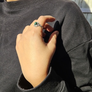 Petite et élégante bague en malachite en argent fin léger accessoire de mariage et de fête - Product Image 2