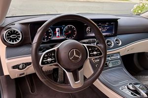 Mercedes-Benz E450 Coupé 2020 d'occasion en excellent état, V6 turbocompressé, vert émeraude sur beige - Product Image 4