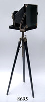 Caméra antique avec trépied et projecteur de caméra de cinéma vintage rétro de couleur rouge avec support pour produit décoratif