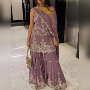 Ensemble exclusif sharara salwar kameez en georgette avec haut orné de broderies lourdes et sharara en georgette avec dupatta assorti pour un look décontracté - Product Image 2