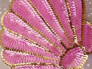 Monedero con bordado de cuentas de caras sonrientes de neón, este pequeño y encantador accesorio combina ternura y funcionalidad en un solo paquete - Product Image 3