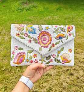 Bolsa de monedas personalizable ligera bordada con cuentas de semillas hechas a mano detalladas con correa de transporte - Product Image 1