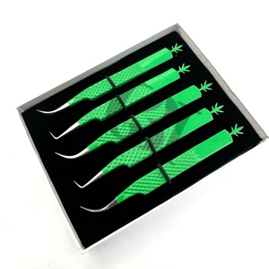Meilleures pinces à extensions de cils incurvées en acier inoxydable, revêtement en poudre vert Kelly, design à découpe d'arbre à 90 degrés, poignée diamantée - Product Image 1