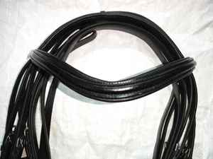 Brida de cuero de primera calidad con acolchado suave y forma semicircular para montar a caballo de forma duradera a un precio asequible. - Product Image 2