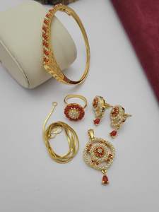 Elegante colgante de perlas con cadena, pulsera y anillos, conjunto combinado para mujeres y niñas, joyería atemporal para ocasiones especiales y regalos - Product Image 3