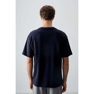 เสื้อยืดพิมพ์ลายทรงโอเวอร์ไซส์สีน้ำเงินกรมท่าสำหรับผู้ชาย Air Jones ผ้าคอตตอนผสมเนื้อนุ่มหนา เหมาะสำหรับสวมใส่สไตล์ลำลองแนวสตรีท - Product Image 5