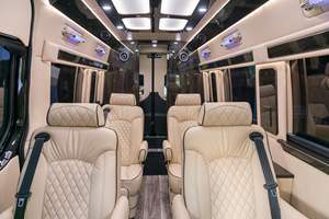 Conversion de fourgon de luxe 2025 Sprinter 3500XD Ultimate Toys Coach, moteur turbodiesel, double roues arrière, très bien équipé - Product Image 4