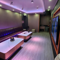 Cabine mobile KTV Apple équipée d'un ensemble complet d'équipements audio et vidéo adaptés à l'espace privé ou aux réunions de famille