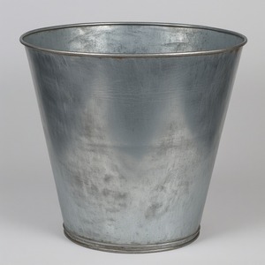 Maceta galvanizada Vintage elaborada con textura antigua, perfecta para la decoración del hogar de jardines de temporada inspirados en el patrimonio - Product Image 2