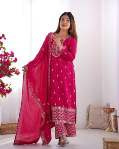 Salwar Kameez pakistanaise super stylée prête à l'emploi pour le mariage et les fêtes disponibles au prix de gros - Product Image 3