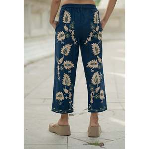 Pantalon en coton brodé Suzani, motif floral unique, broderie à la main, vêtements de détente bohèmes pour femmes, pyjama d'été, taille unique - Product Image 4